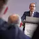 Bundesinnenminister Alexander Dobrindt sieht Deutschland in einem «Schattenkrieg». - Bild: Carsten Koall/dpa