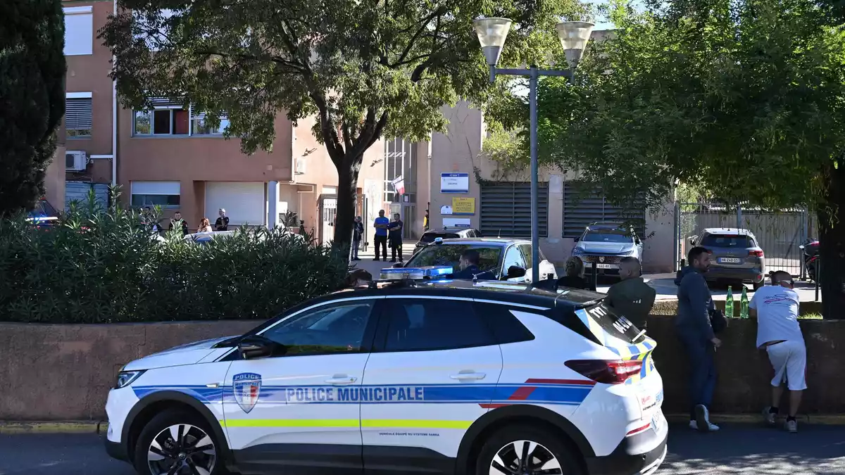 Die Hintergründe der Schüsse vor einer Schule in Südfrankreich sind noch unklar. - Bild: Miguel Medina/AFP/dpa
