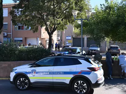 Die Hintergründe der Schüsse vor einer Schule in Südfrankreich sind noch unklar. - Foto: Miguel Medina/AFP/dpa