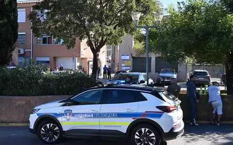 Die Hintergründe der Schüsse vor einer Schule in Südfrankreich sind noch unklar. - Foto: Miguel Medina/AFP/dpa