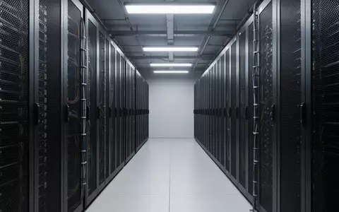 Ein minimalistisch gestalteter Serverraum mit symmetrischen Server-Racks in einer ruhigen, professionellen Umgebung. - Foto: über boerse-global.de