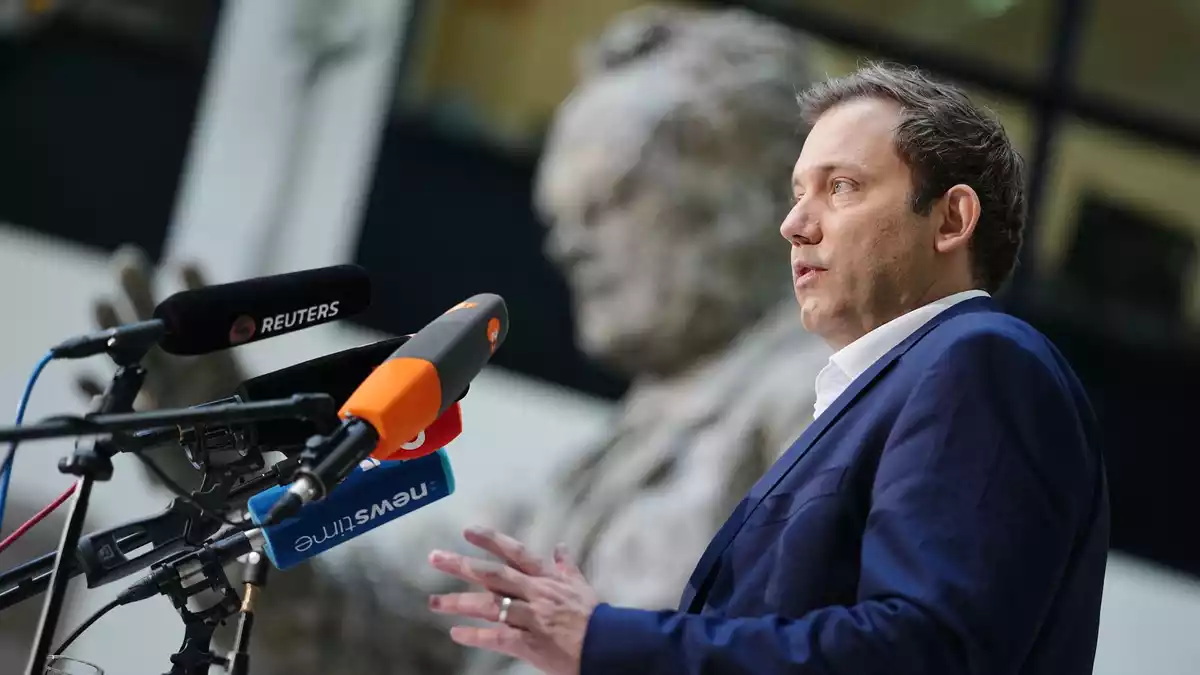Lars Klingbeil bedauert den Rücktritt von Bärbel Bas.  - Bild: Kay Nietfeld/dpa