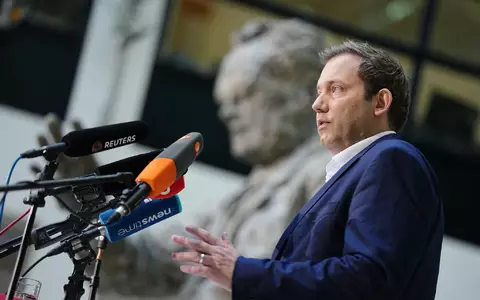 Lars Klingbeil bedauert den Rücktritt von Bärbel Bas.  - Foto: Kay Nietfeld/dpa