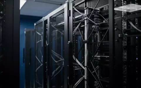 Moderne, minimalistische Server-Infrastruktur in einem hochsicheren Rechenzentrum mit Fokus auf klare Linien und industrielle Ästhetik. - Foto: über boerse-global.de