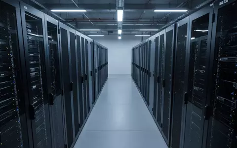 Moderne, minimalistische Server-Umgebung mit dunklen Server-Racks in einem kühlen blauen Licht. - Foto: über boerse-global.de