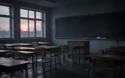 Ein leerer, stiller Klassenraum in der Abenddämmerung mit leeren Schulbänken und einer unbeschriebenen Wandtafel. - Foto: über boerse-global.de