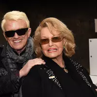 Heino (l.) versteigert 1.200 Erinnerungsstücke aus seiner Ehe mit Hannelore. (Archivbild) - Foto: Horst Ossinger/dpa