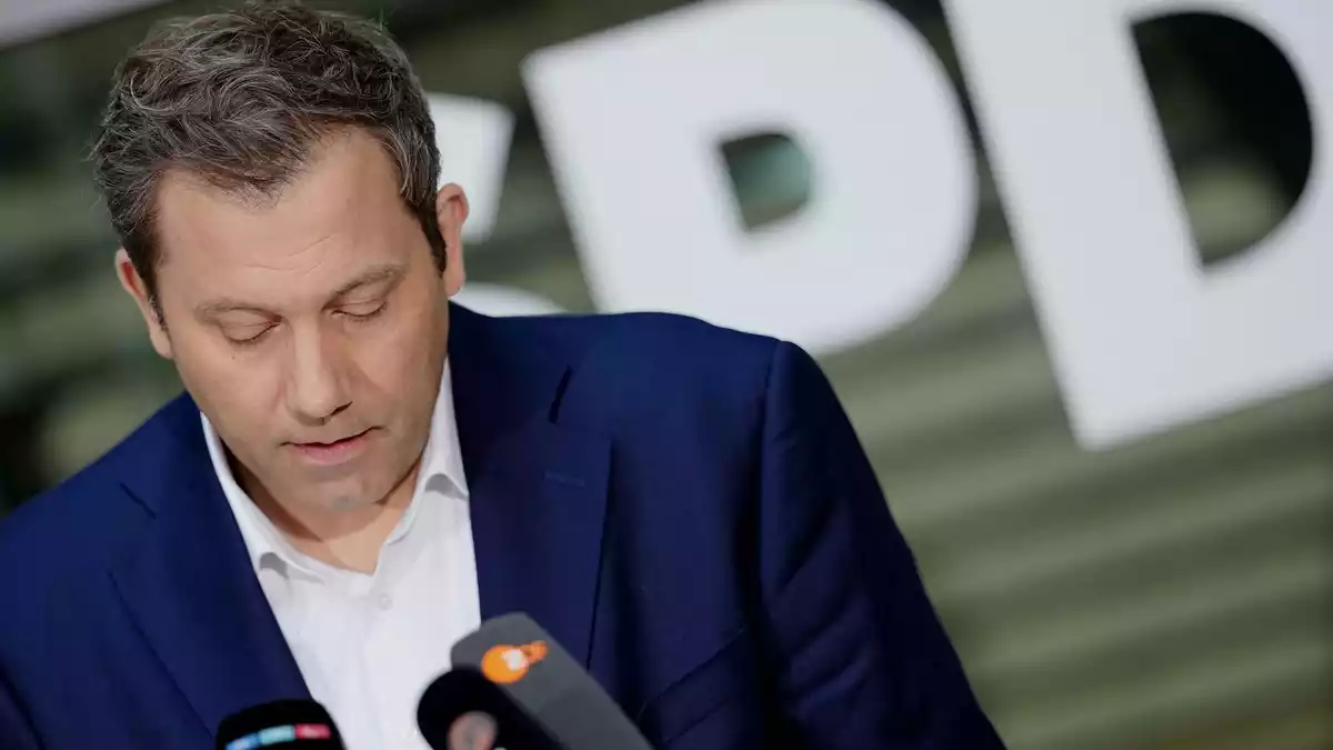 Klingbeil bedauert dem Rücktritt der SPD-Co-Vorsitzenden.  - Bild: Kay Nietfeld/dpa