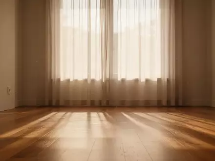 Ein heller, minimalistischer Raum mit einfallendem Tageslicht, der eine ruhige Atmosphäre vermittelt. - Foto: über boerse-global.de