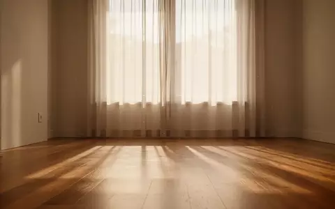 Ein heller, minimalistischer Raum mit einfallendem Tageslicht, der eine ruhige Atmosphäre vermittelt. - Foto: über boerse-global.de