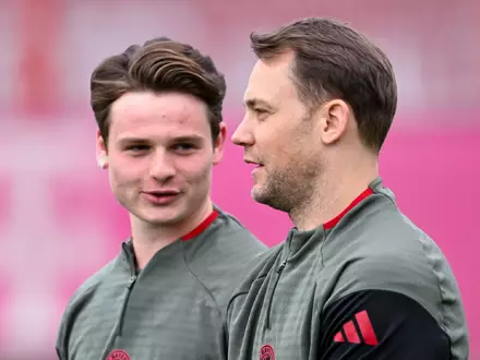 Wer steht im Bayern-Tor: Jonas Urbig (l) oder Manuel Neuer? (Archivbild) - Foto: Sven Hoppe/dpa