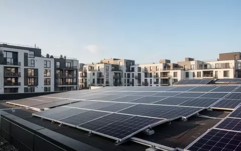 Moderne Solaranlage auf dem Dach eines Wohngebäudes bei Tageslicht. - Foto: über boerse-global.de
