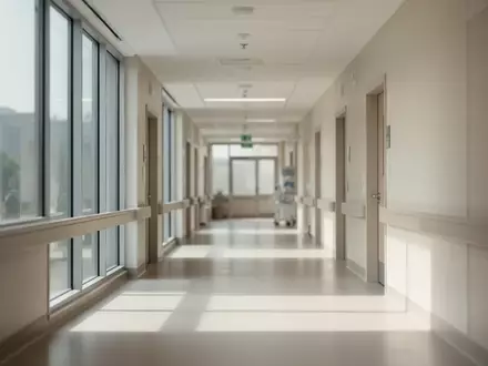 Moderner, leerer Krankenhausflur mit hellem Tageslicht und minimalistischer Architektur. - Foto: über boerse-global.de
