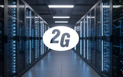 Moderne Serverraum-Infrastruktur mit blau leuchtenden Server-Racks als Symbol für Rechenzentren und Wachstum. - Foto: über boerse-global.de