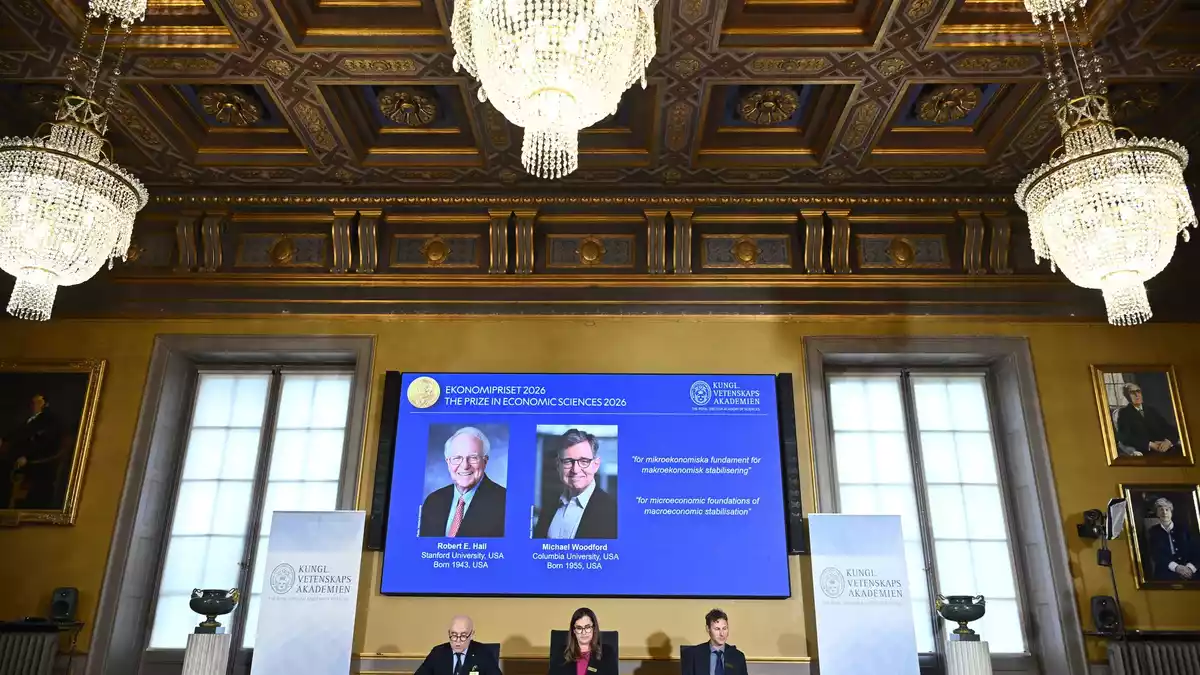 Der Nobelpreis für Wirtschaftswissenschaften geht an die US-Ökonomen Robert E. Hall und Michael Woodford. - Bild: Anders Wiklund/TT News Agency via AP/dpa