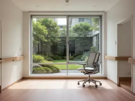 Ein heller, leerer Raum in einer Pflegeeinrichtung mit Blick in einen grünen Innenhof, minimalistisch und ruhig. - Foto: über boerse-global.de