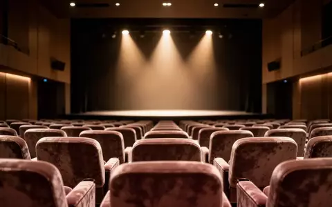 Ein leerer, modern gestalteter Theatersaal mit weicher Beleuchtung und Blick auf die Bühne. - Foto: über boerse-global.de