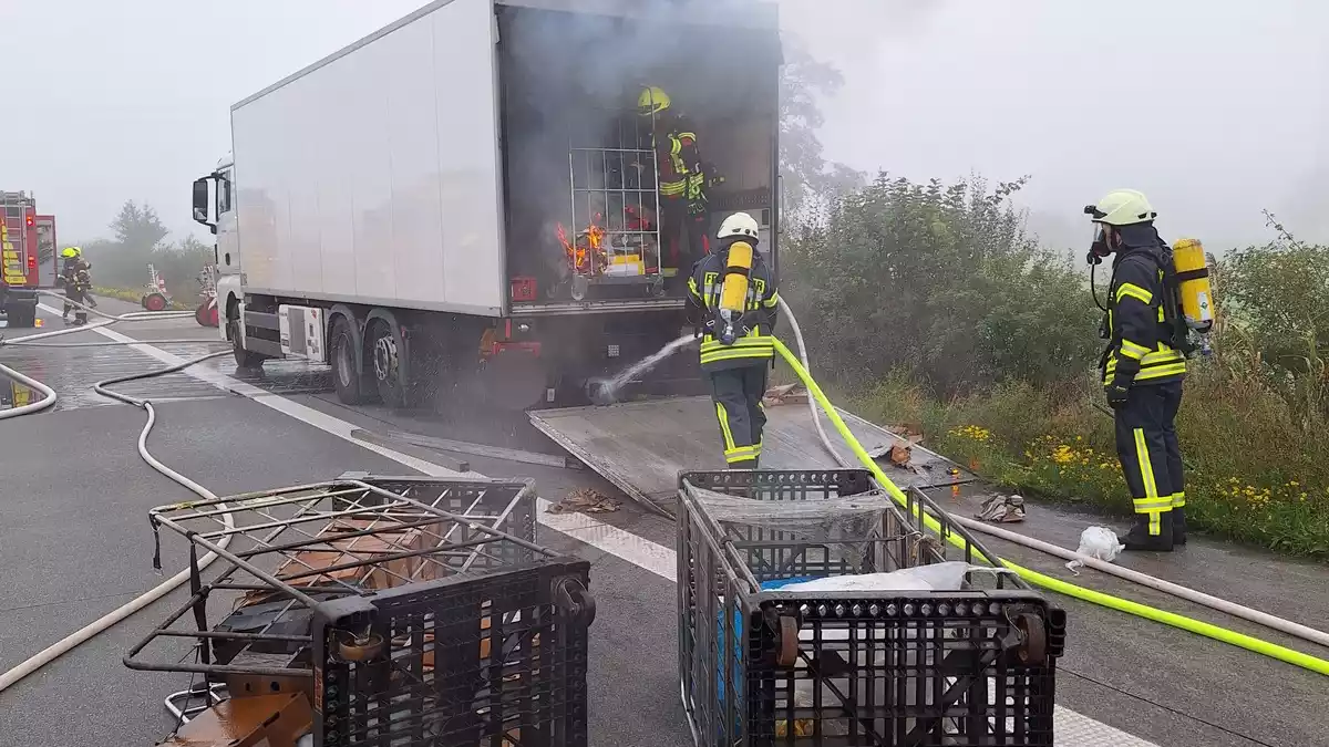 FW-ROW: Lkw-Brand auf der Autobahn A1 - umfangreiche Löscharbeiten erforderlich - Bild: presseportal.de