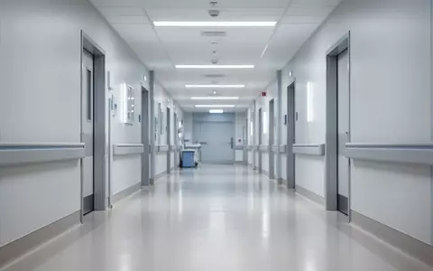 Ein steriler, moderner Krankenhausflur mit heller Beleuchtung und minimalistischer Architektur. - Foto: ĂĽber boerse-global.de