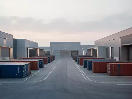 Modernes Logistikzentrum in der Morgendämmerung, das Effizienz und eine strukturierte Wertschöpfungskette symbolisiert. - Foto: über boerse-global.de