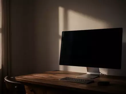 Ein dunkler, ausgeschalteter Computerbildschirm auf einem Schreibtisch in einem ruhigen, schattigen Raum. - Foto: über boerse-global.de