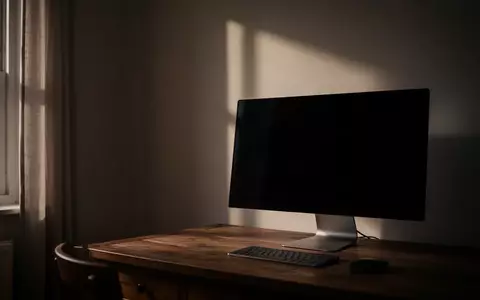Ein dunkler, ausgeschalteter Computerbildschirm auf einem Schreibtisch in einem ruhigen, schattigen Raum. - Foto: über boerse-global.de