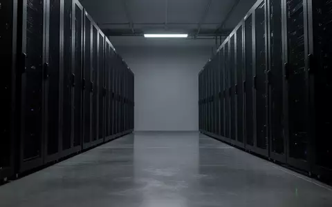 Ein minimalistisch beleuchteter, leerer Serverraum mit dunklen Metallschränken in einer kühlen, industriellen Umgebung. - Foto: über boerse-global.de