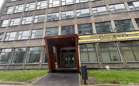 In dieser Berufsfachschule in Warschau stach eine 21-Jährige auf drei Frauen ein. - Foto: Claudia Ciobanu/AP/dpa