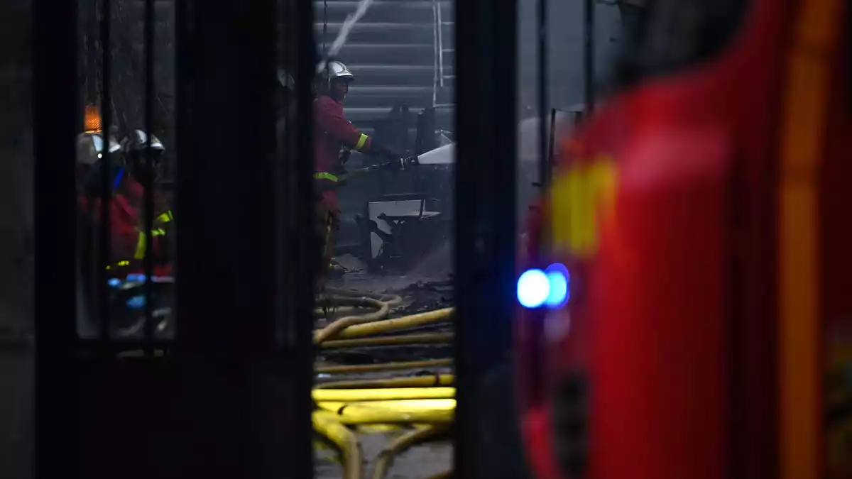 Die Feuerwehr brachte den Brand in der Markthalle unter Kontrolle. - Bild: Julien De Rosa/AFP/dpa