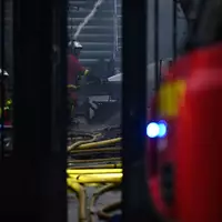 Die Feuerwehr brachte den Brand in der Markthalle unter Kontrolle. - Foto: Julien De Rosa/AFP/dpa