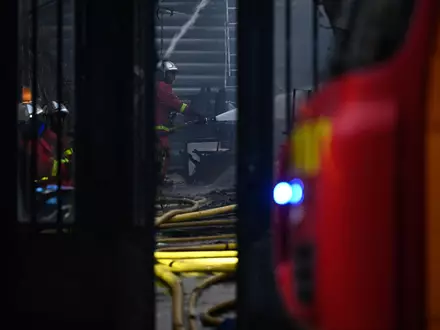 Die Feuerwehr brachte den Brand in der Markthalle unter Kontrolle. - Foto: Julien De Rosa/AFP/dpa