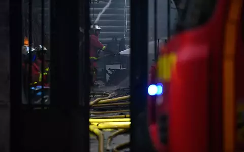 Die Feuerwehr brachte den Brand in der Markthalle unter Kontrolle. - Foto: Julien De Rosa/AFP/dpa