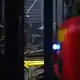 Die Feuerwehr brachte den Brand in der Markthalle unter Kontrolle. - Bild: Julien De Rosa/AFP/dpa
