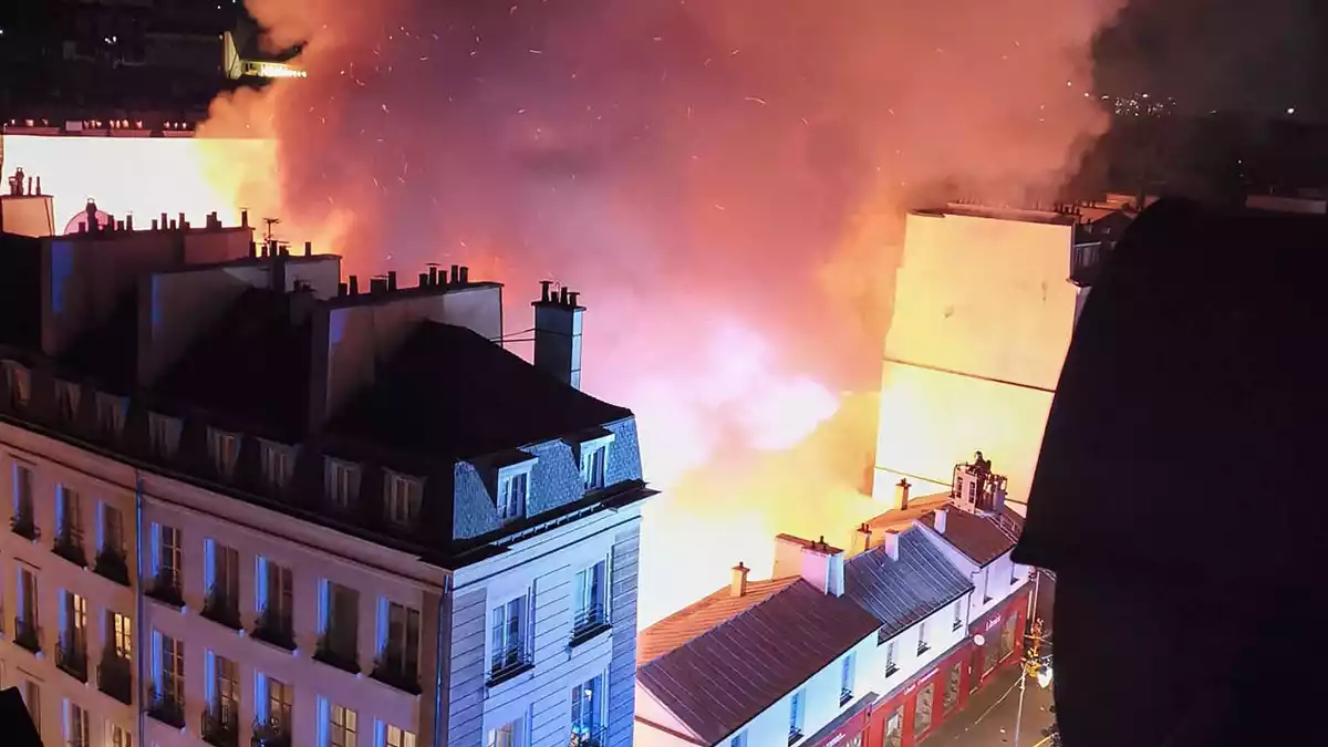 Die älteste Markthalle von Paris ist bei einem Feuer zerstört worden. - Bild: Bernard Geliot/AFP/dpa