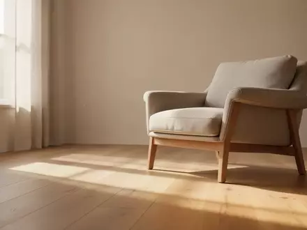 Ein minimalistisch eingerichteter, sonnendurchfluteter Wohnraum mit Holzboden und einem Sessel in einer ruhigen, privaten Umgebung. - Foto: über boerse-global.de