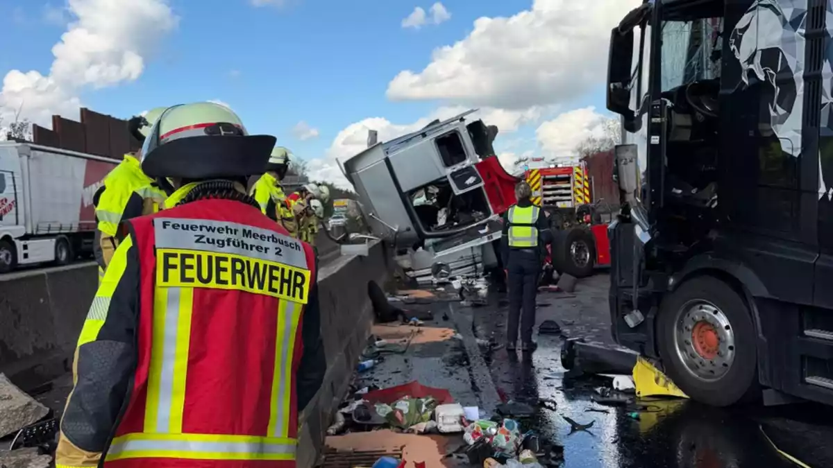 FW Meerbusch: Zwischenmeldung zu schwerem Verkehrsunfall auf der A57 mit möglichen Brückenschäden - Bild: presseportal.de