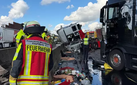 FW Meerbusch: Zwischenmeldung zu schwerem Verkehrsunfall auf der A57 mit möglichen Brückenschäden - Foto: presseportal.de