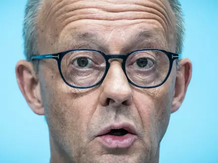 Merz: ««Wir müssen uns aus einem Tief herausarbeiten.» - Foto: Michael Kappeler/dpa