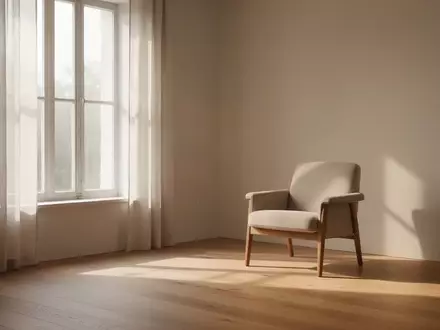 Ein ruhiger, minimalistischer Raum mit natürlichem Lichteinfall und einem leeren Sessel, der eine Atmosphäre der Heilung vermittelt. - Foto: über boerse-global.de