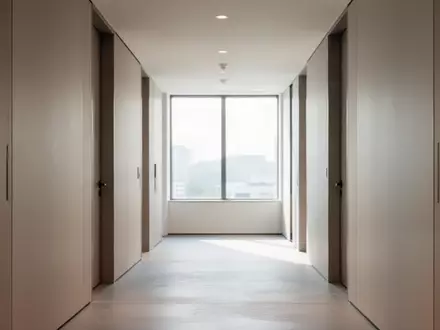 Ein heller, leerer Flur in einem modernen Bürogebäude mit natürlichem Lichteinfall und minimalistischer Architektur. - Foto: über boerse-global.de