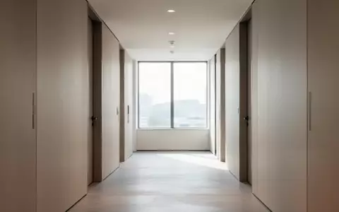 Ein heller, leerer Flur in einem modernen Bürogebäude mit natürlichem Lichteinfall und minimalistischer Architektur. - Foto: über boerse-global.de