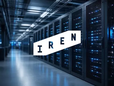 Abstraktes, professionelles Bild eines modernen Rechenzentrums mit bläulicher Beleuchtung und technischer Infrastruktur. - Foto: über boerse-global.de