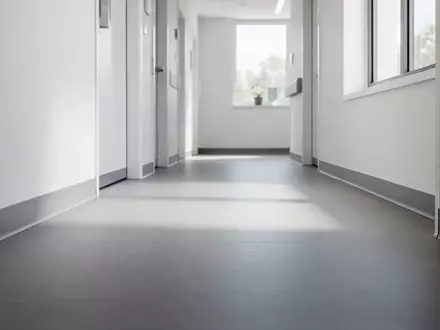 Ein minimalistischer Flur in einer modernen Pflegeeinrichtung mit neutralen Bodenbelägen und klaren architektonischen Linien. - Foto: über boerse-global.de