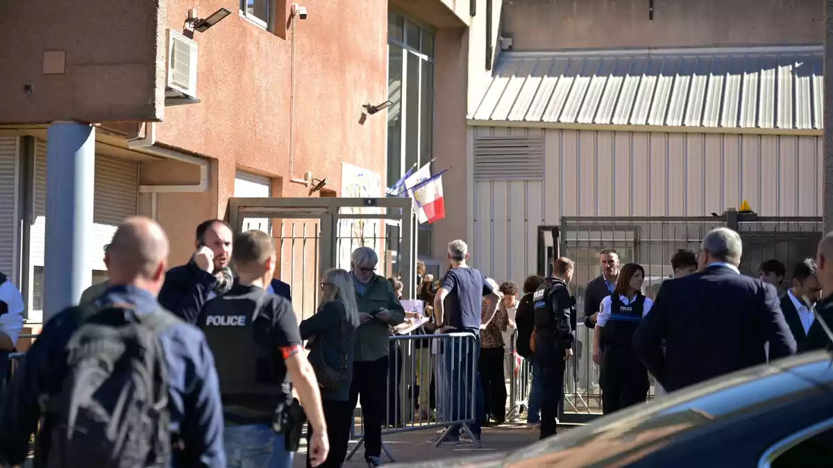 Frankreich reagiert erschüttert auf den Schusswaffenvorfall an einer Schule bei Marseille. - Bild: Philippe Magoni/AP/dpa