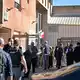 Frankreich reagiert erschüttert auf den Schusswaffenvorfall an einer Schule bei Marseille. - Bild: Philippe Magoni/AP/dpa