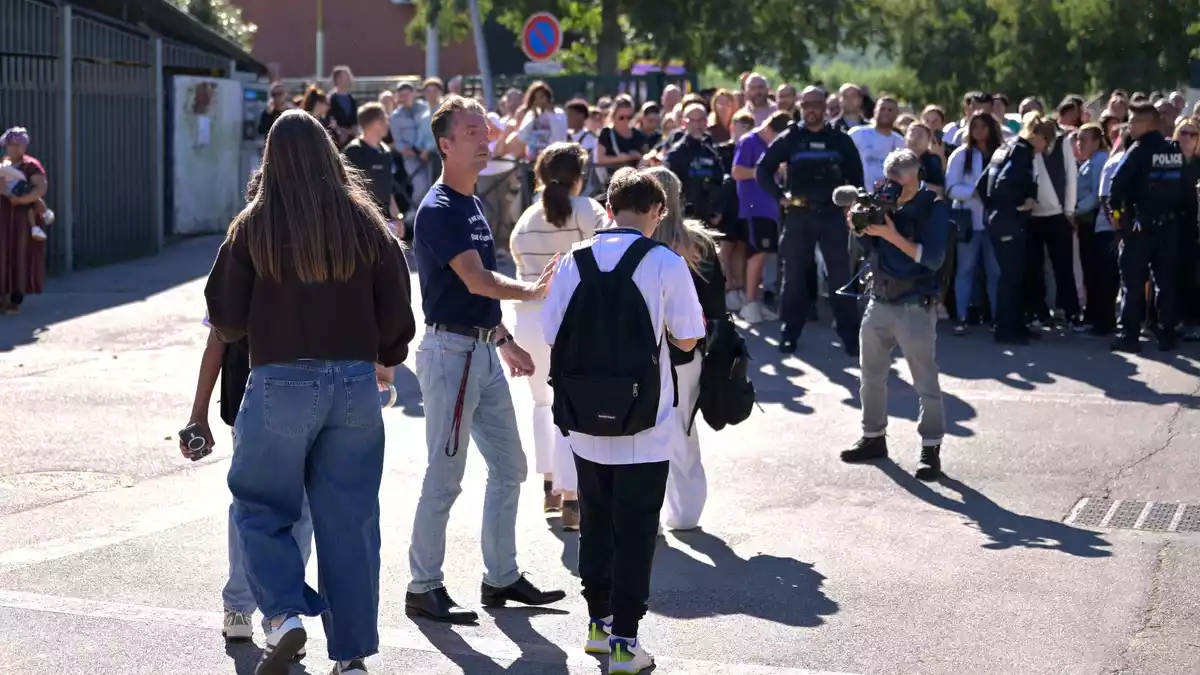 Die Schüler stehen nach der Schusswaffenattacke in einer Schule in Südfrankreich unter Schock. - Bild: Philippe Magoni/AP/dpa