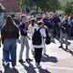 Die Schüler stehen nach der Schusswaffenattacke in einer Schule in Südfrankreich unter Schock. - Bild: Philippe Magoni/AP/dpa