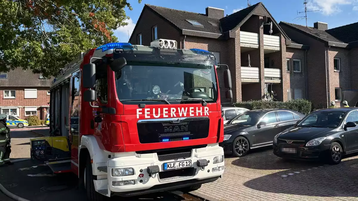 Feuerwehr Goch: Küchenbrand in Mehrfamilienhaus - Feuerwehrmann musste mit Kreislaufproblemen ins Krankenhaus - Bild: presseportal.de