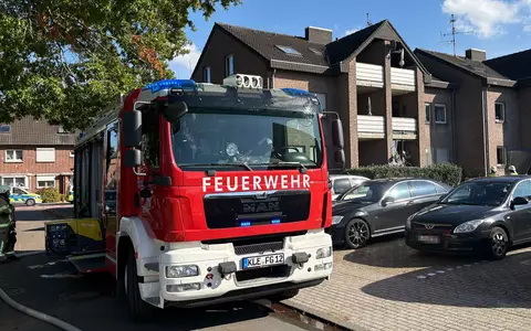 Feuerwehr Goch: Küchenbrand in Mehrfamilienhaus - Feuerwehrmann musste mit Kreislaufproblemen ins Krankenhaus - Foto: presseportal.de