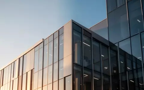 Moderne Glas- und Stahlfassade eines Bürogebäudes bei Tageslicht. - Foto: über boerse-global.de